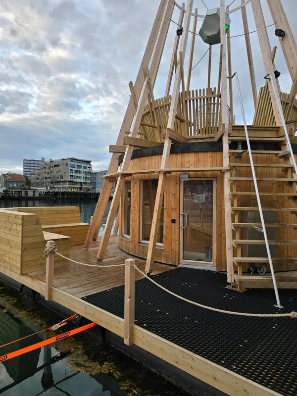Floating sauna